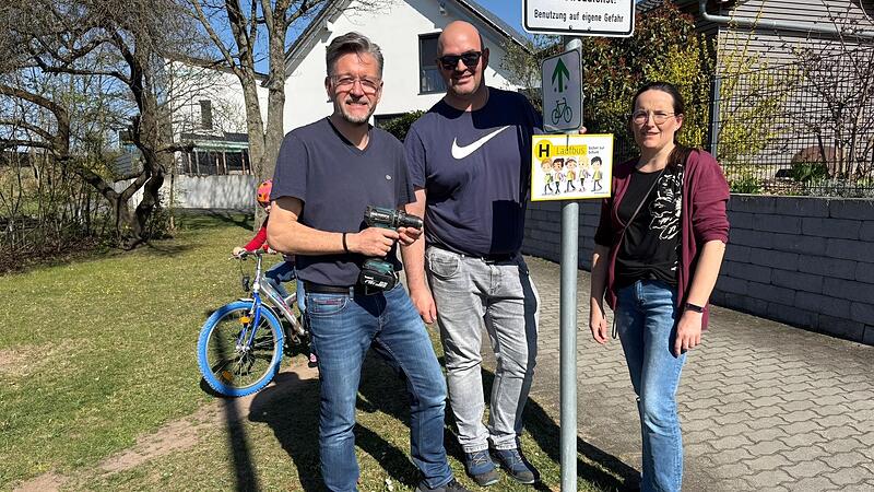Bürgermeister Karsten Fischkal (links) brachte das neue Laufbusschild an der „Haltestelle“ in Adelsdorf an. Bürgermeister Karsten Fischkal (links) brachte das neue Laufbusschild an der „Haltestelle“ in Adelsdorf an.