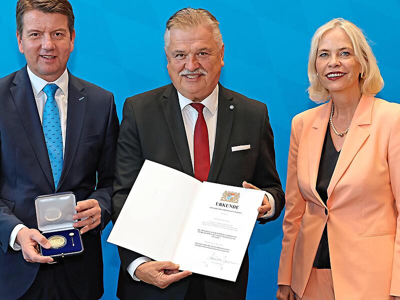 Der fr&uuml;here Landrat Klaus-Peter S&ouml;llner (Mitte) wurde mit der Kommunalen Verdienstmedaille in Gold ausgezeichnet. Mit im Bild Staatssekret&auml;r Sandro Kirchner und die Regierungspr&auml;sidentin von Unterfranken, Susanne Weizend&ouml;rfer. BayStMI/Danil L&ouml;b