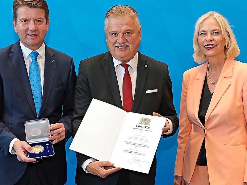 Der fr&uuml;here Landrat Klaus-Peter S&ouml;llner (Mitte) wurde mit der Kommunalen Verdienstmedaille in Gold ausgezeichnet. Mit im Bild Staatssekret&auml;r Sandro Kirchner und die Regierungspr&auml;sidentin von Unterfranken, Susanne Weizend&ouml;rfer. BayStMI/Danil L&ouml;b
