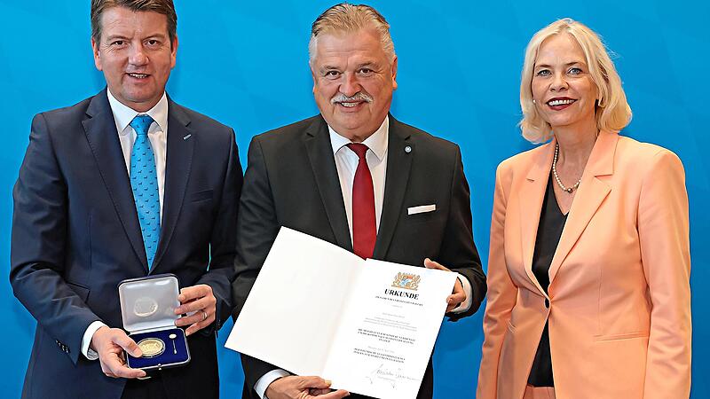 Der frühere Landrat Klaus-Peter Söllner (Mitte) wurde mit der Kommunalen Verdienstmedaille in Gold ausgezeichnet. Mit im Bild Staatssekretär Sandro Kirchner und die Regierungspräsidentin von Unterfranken, Susanne Weizendörfer. BayStMI/Danil Löb Der frühere Landrat Klaus-Peter Söllner (Mitte) wurde mit der Kommunalen Verdienstmedaille in Gold ausgezeichnet. Mit im Bild Staatssekretär Sandro Kirchner und die Regierungspräsidentin von Unterfranken, Susanne Weizendörfer. BayStMI/Danil Löb
