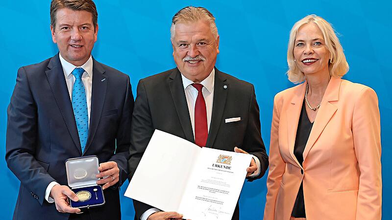 Der frühere Landrat Klaus-Peter Söllner (Mitte) wurde mit der Kommunalen Verdienstmedaille in Gold ausgezeichnet. Mit im Bild Staatssekretär Sandro Kirchner und die Regierungspräsidentin von Unterfranken, Susanne Weizendörfer. BayStMI/Danil Löb Der frühere Landrat Klaus-Peter Söllner (Mitte) wurde mit der Kommunalen Verdienstmedaille in Gold ausgezeichnet. Mit im Bild Staatssekretär Sandro Kirchner und die Regierungspräsidentin von Unterfranken, Susanne Weizendörfer. BayStMI/Danil Löb