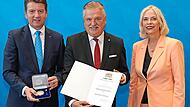 Der frühere Landrat Klaus-Peter Söllner (Mitte) wurde mit der Kommunalen Verdienstmedaille in Gold ausgezeichnet. Mit im Bild Staatssekretär Sandro Kirchner und die Regierungspräsidentin von Unterfranken, Susanne Weizendörfer. BayStMI/Danil Löb Der frühere Landrat Klaus-Peter Söllner (Mitte) wurde mit der Kommunalen Verdienstmedaille in Gold ausgezeichnet. Mit im Bild Staatssekretär Sandro Kirchner und die Regierungspräsidentin von Unterfranken, Susanne Weizendörfer. BayStMI/Danil Löb