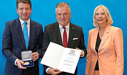 Der frühere Landrat Klaus-Peter Söllner (Mitte) wurde mit der Kommunalen Verdienstmedaille in Gold ausgezeichnet. Mit im Bild Staatssekretär Sandro Kirchner und die Regierungspräsidentin von Unterfranken, Susanne Weizendörfer. BayStMI/Danil Löb Der frühere Landrat Klaus-Peter Söllner (Mitte) wurde mit der Kommunalen Verdienstmedaille in Gold ausgezeichnet. Mit im Bild Staatssekretär Sandro Kirchner und die Regierungspräsidentin von Unterfranken, Susanne Weizendörfer. BayStMI/Danil Löb