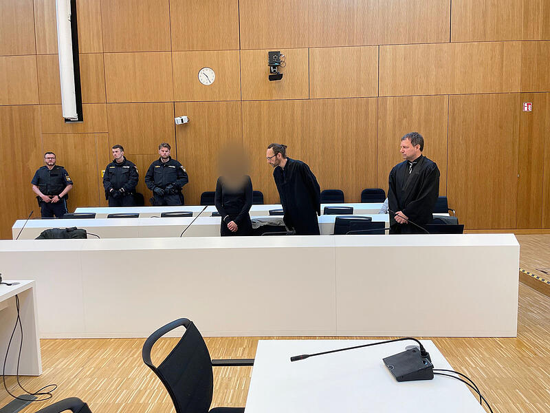 Die Angeklagte Hanna S. (M) steht beim Prozessauftakt im Gerichtssaal. Die mutmaßliche Linksextremistin soll sich an einem Angriff auf Neonazis in Budapest beteiligt haben. Der Prozess findet in einem Gerichtssaal des Oberlandesgericht statt, der sich unterhalb des Gefängnis Stadelheim befindet. (bestmögliche Qualität) (zu dpa: «Freispruch für Hanna S.? Verteidigung kontert Haftforderung») Foto: Alf Meier/dpa +++ dpa-Bildfunk +++