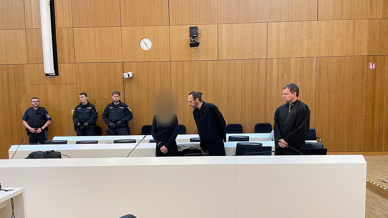 Die Angeklagte Hanna S. (M) steht beim Prozessauftakt im Gerichtssaal. Die mutmaßliche Linksextremistin soll sich an einem Angriff auf Neonazis in Budapest beteiligt haben. Der Prozess findet in einem Gerichtssaal des Oberlandesgericht statt, der sich unterhalb des Gefängnis Stadelheim befindet. (bestmögliche Qualität) (zu dpa: «Freispruch für Hanna S.? Verteidigung kontert Haftforderung») Foto: Alf Meier/dpa +++ dpa-Bildfunk +++