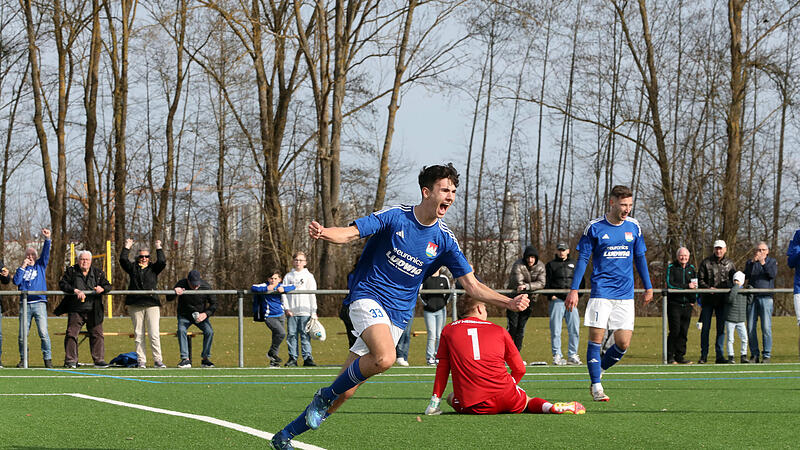 Das war die Entscheidung: Nico Pl&auml;tzer bejubelt seinen Treffer zum 4:1.