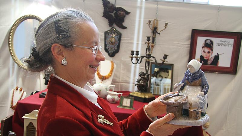 Beatrix Bakos aus Ungarn hatte edle Porzellansch&auml;tzchen aus einer ungarischen Manufaktur mitgebracht. Sammler wussten die handbemalten Sch&auml;tzchen zu sch&auml;tzen.