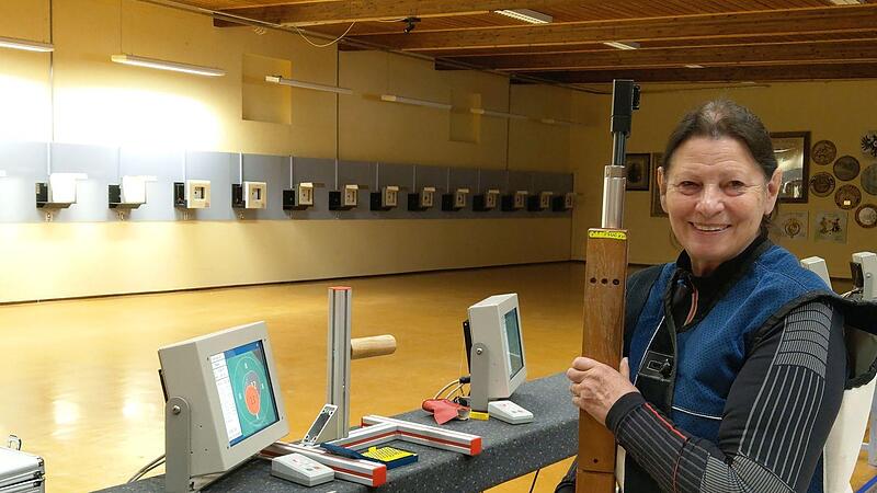 Christina Zeitner als Luftgewehrschützin in voller Montur beim Training. Christina Zeitner als Luftgewehrschützin in voller Montur beim Training.