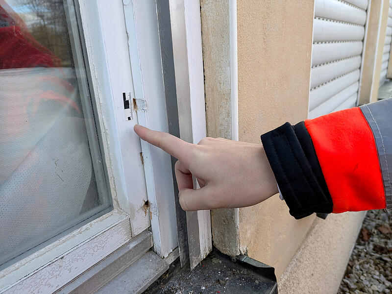 Außen am Fenster sieht man noch die Einbruchspuren und eine Markierung durch die Spurensicherung der Polizei. Außen am Fenster sieht man noch die Einbruchspuren und eine Markierung durch die Spurensicherung der Polizei.