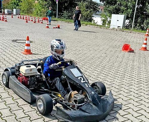 Kinder beim Kart fahren.