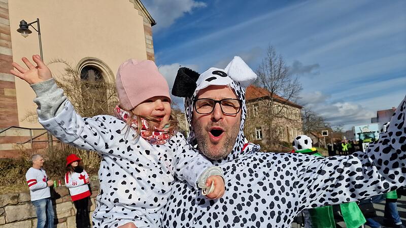 Gefäll Helau - Auf Papas Arm geht das schon ganz gut.