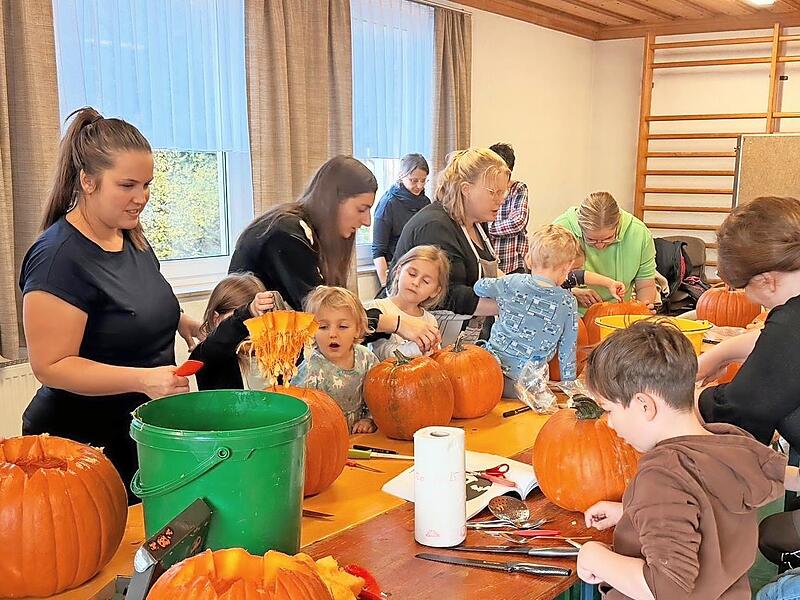Mit Feuereifer waren die Kinder bei der Sache, als es darum ging, den Kürbissen ein Gesicht zu geben. Mit Feuereifer waren die Kinder bei der Sache, als es darum ging, den Kürbissen ein Gesicht zu geben.
