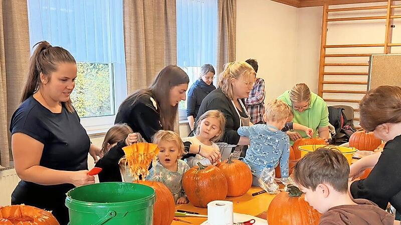 Mit Feuereifer waren die Kinder bei der Sache, als es darum ging, den Kürbissen ein Gesicht zu geben. Mit Feuereifer waren die Kinder bei der Sache, als es darum ging, den Kürbissen ein Gesicht zu geben.