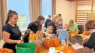 Mit Feuereifer waren die Kinder bei der Sache, als es darum ging, den Kürbissen ein Gesicht zu geben.