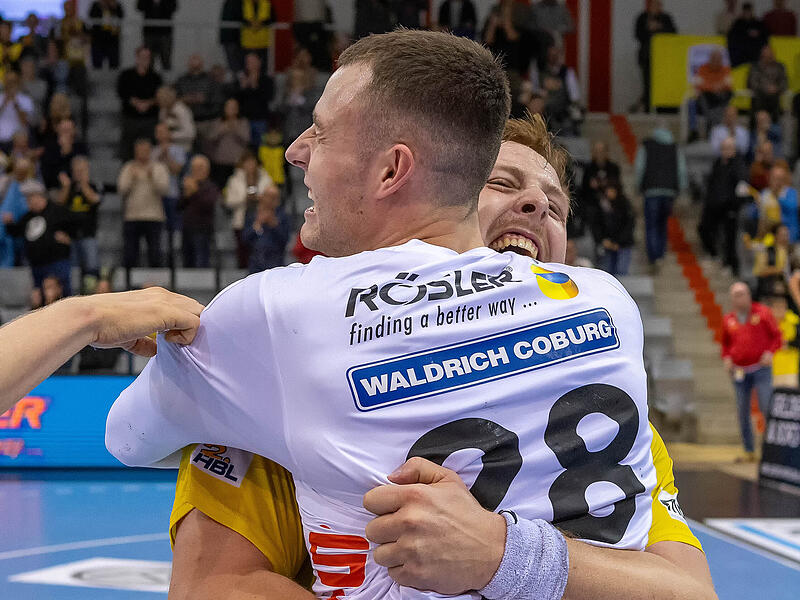 Nicht zu stoppen gewesen: Der HSC Coburg um Kreisl&auml;ufer Nils R&ouml;ller und Torwart Fabian Apfel (hier nach dem Heimsieg gegen TuS N.-L&uuml;bbecke).