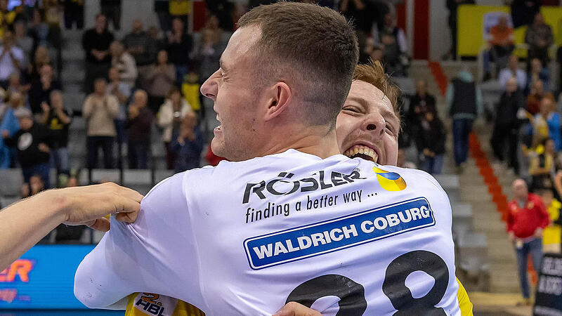 Nils R&ouml;ller freut sich mit Torwart Fabian Apfel nach dem Sieg &uuml;ber Nettelstedt-L&uuml;bbecke. Der Kreisl&auml;ufer bleibt dem HSC Coburg erhalten.