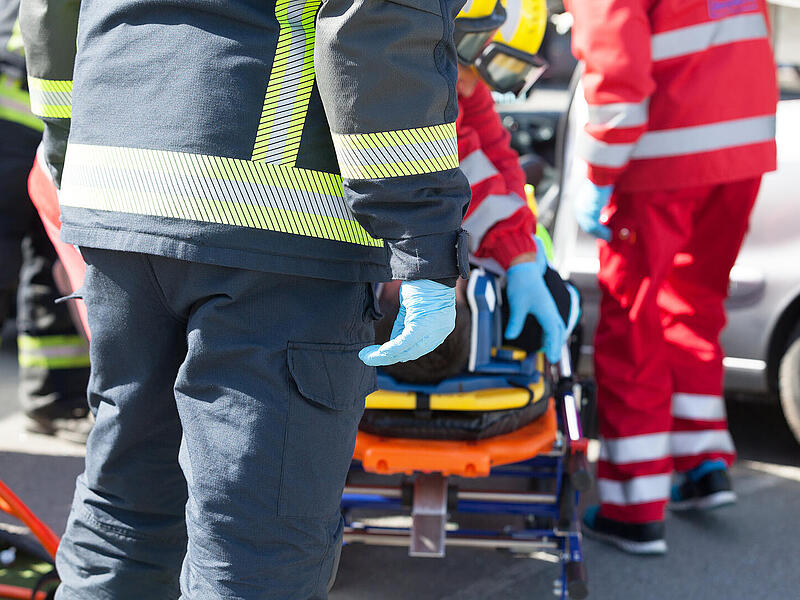 Ein 61-jähriger Mann erlitt am 26. November 2025 in Hilpertshof, Kreis Neustadt an der Aisch, einen Stromschlag durch ein defektes Verlängerungskabel. Unfall, Rettungseinsatz, Rettungsdienst, Notarzt, Feuerwehr, Unfall