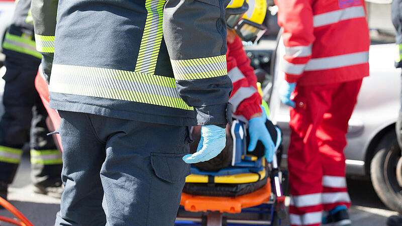 Ein 61-jähriger Mann erlitt am 26. November 2025 in Hilpertshof, Kreis Neustadt an der Aisch, einen Stromschlag durch ein defektes Verlängerungskabel. Unfall, Rettungseinsatz, Rettungsdienst, Notarzt, Feuerwehr, Unfall