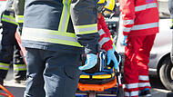 Ein 61-jähriger Mann erlitt am 26. November 2025 in Hilpertshof, Kreis Neustadt an der Aisch, einen Stromschlag durch ein defektes Verlängerungskabel. Unfall, Rettungseinsatz, Rettungsdienst, Notarzt, Feuerwehr, Unfall