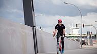 Mann beim Radtraining Mann beim Radtraining