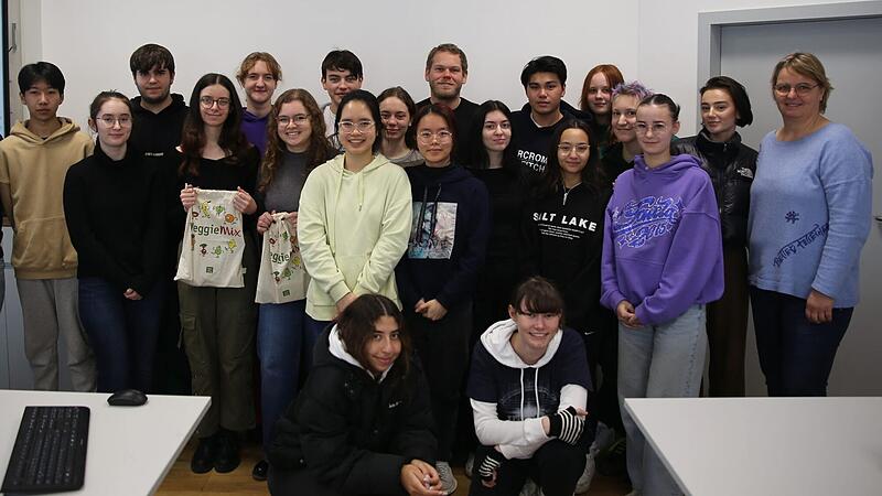 Die Schülerinnen und Schüler der Q11 zusammen mit ihrem Wirtschaftslehrer Christian Schwerdtfeger und der Oberstufenkoordinatorin Petra Wirth, während der Betriebsbesichtigung bei der Kräutermix GmbH in Abtswind. Die Schülerinnen und Schüler der Q11 zusammen mit ihrem Wirtschaftslehrer Christian Schwerdtfeger und der Oberstufenkoordinatorin Petra Wirth, während der Betriebsbesichtigung bei der Kräutermix GmbH in Abtswind.