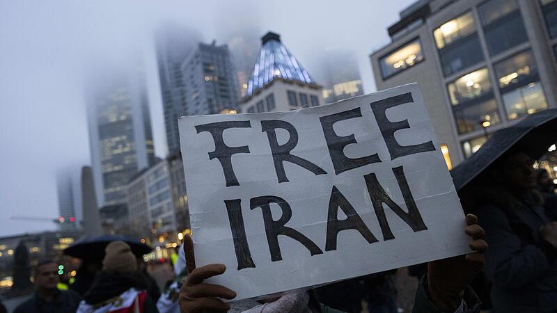 Mit Schildern und Flaggen demonstrierten Teilnehmer einer Kundgebung in Frankfurt gegen das Regime im Iran.