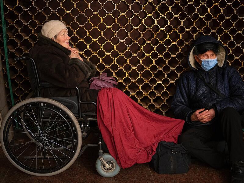 Der 70-jährige Wladimir und seine 80-jährige Frau Tamara sitzen in einer U-Bahn-Station und nutzen diese als Bombenschutzraum. Russische Truppen haben ihren erwarteten Angriff auf die Ukraine gestartet.