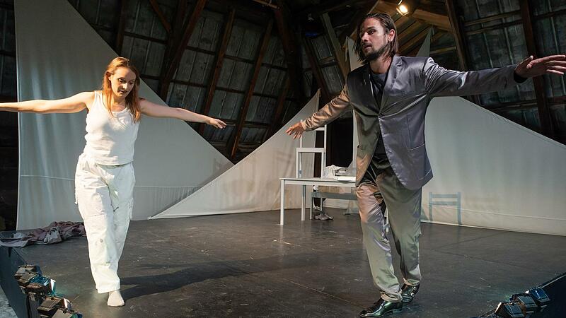 Senta (Annette Zeus) und der Holländer (Lukas Stühle) versuchen abzuheben. Senta (Annette Zeus) und der Holländer (Lukas Stühle) versuchen abzuheben.