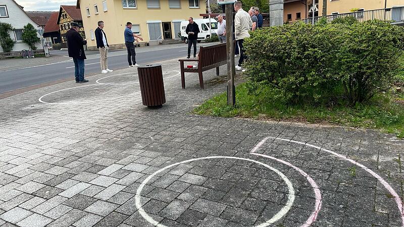 Ortseinsicht des Gerodaer Gemeinderats am Dorfplatz, der mit einer weiteren Sitzgelegenheit (Skizze vorne im Bild) und Beeten verschönert werden soll. Ortseinsicht des Gerodaer Gemeinderats am Dorfplatz, der mit einer weiteren Sitzgelegenheit (Skizze vorne im Bild) und Beeten verschönert werden soll.