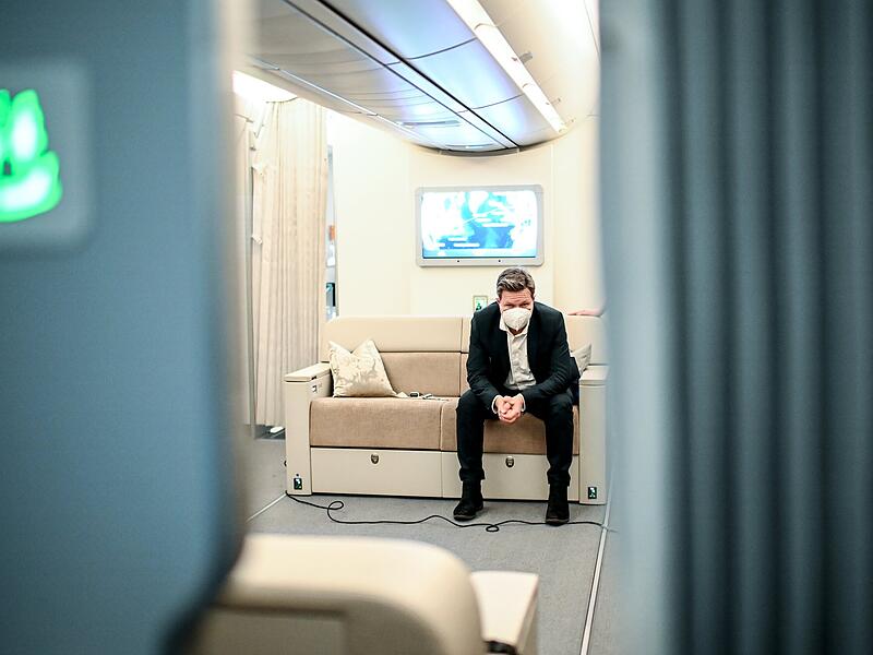 Robert Habeck (Bündnis 90/Die Grünen), Vizekanzler und Bundesminister für Wirtschaft und Klimaschutz, reist am Montag an Bord einer Maschine der Flugbereitschaft nach Washington D.C.. Neben dem Treffen mit seiner Amtskollegin stehen noch weitere Gespräche zu Energiesicherheit und Finanzsanktionen auf dem Programm.