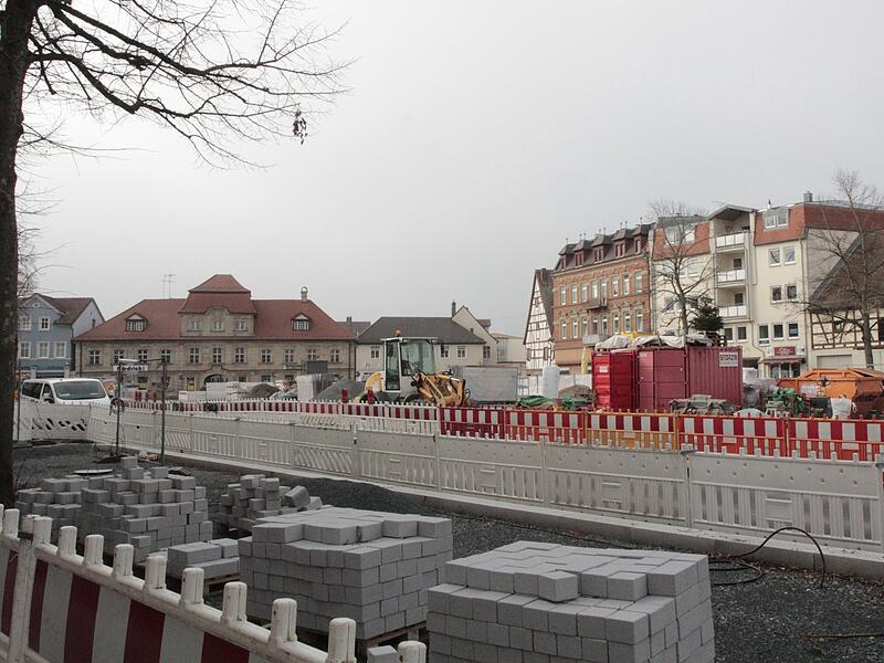 Eine Gro&szlig;baustelle, an der in der Innenstadt keiner vorbeikommt: der Paradeplatz. Alleine heuer nimmt Forchheim 5,4 Millionen Euro in die Hand, 2024 soll die Umgestaltung fertig sein.