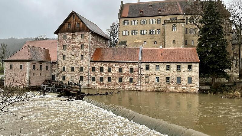 Die Stufen des Wehrs bei Schloss Aschach sind im Wasserstrudel untergegangen. Dass die Saale am 26. Dezember mehr Wasser transportiert, ist auch am lauten Get&ouml;se zu h&ouml;ren.