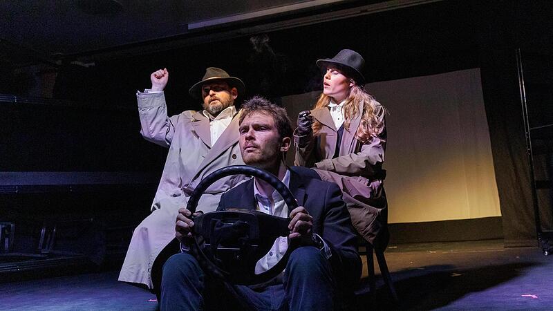 Szene aus dem Dürrenmatt-Stück „Der Richter und sein Henker“ in Höchstadt: Armin Scharf als Kommissar Bärlach, Alexandra Seppel als Gastmann und Felix Nützel als Leibwächter (v.l.) bei einer Autofahrt am Ende des Stücks. Szene aus dem Dürrenmatt-Stück „Der Richter und sein Henker“ in Höchstadt: Armin Scharf als Kommissar Bärlach, Alexandra Seppel als Gastmann und Felix Nützel als Leibwächter (v.l.) bei einer Autofahrt am Ende des Stücks.