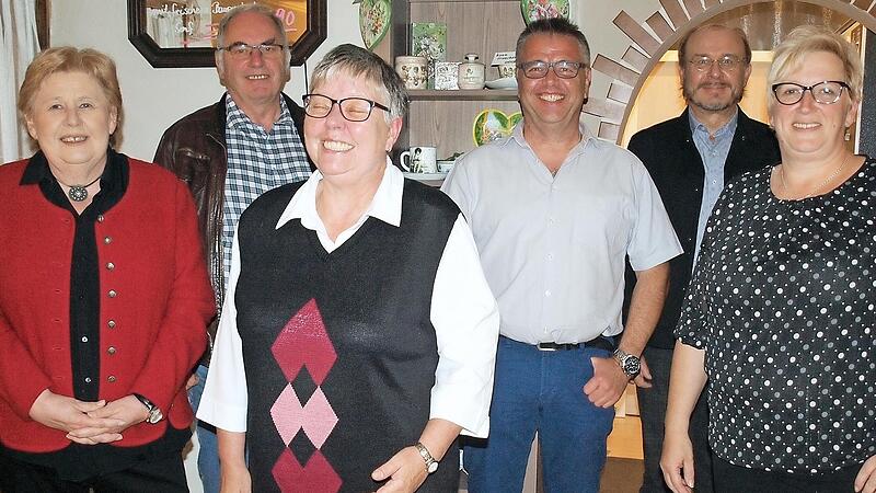 Ehrungen bei der SPD (von links): Zweite Vorsitzende Brigitte Geiger, Walter Deuerling (45), Cornelia K&ouml;hler (35), Vorsitzender J&uuml;rgen Deuerling (35), Kreisvorsitzender Ralf Pohl und die neue Schriftf&uuml;hrerin Manja Deuerling