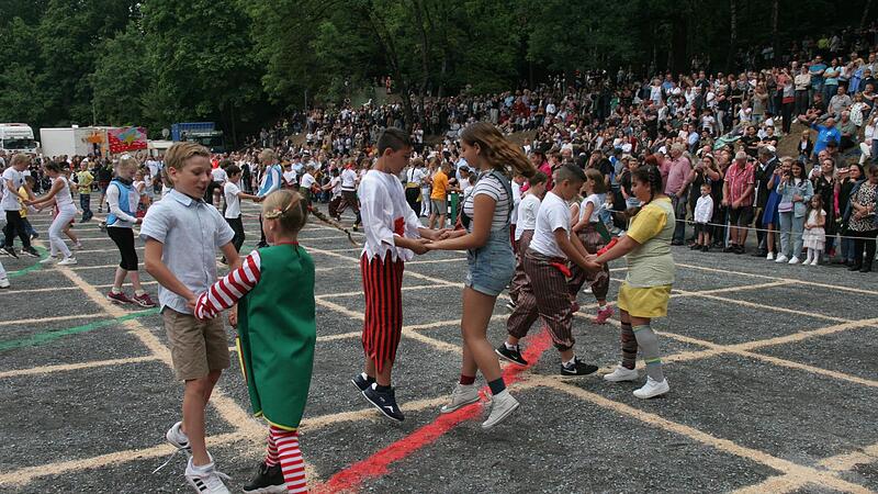 ine Neustadter Tradition: Der „Rutscher“ -Tanz feierte nach zwei Jahren Zwangspause sein Comeback auf dem rappelvollen Schützenplatz.