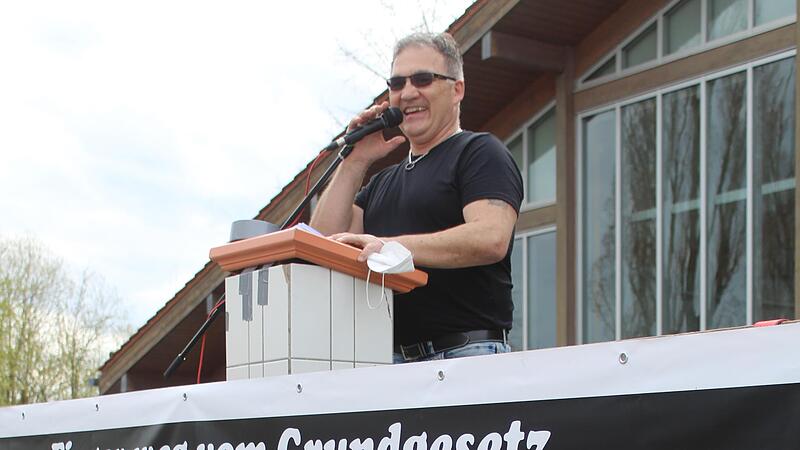 Bernd Grau auf einer von ihm organisierten Demo im April 2021. Er hat auch die Kundgebung auf dem Marktplatz in Lichtenfels am Sonntag angemeldet.