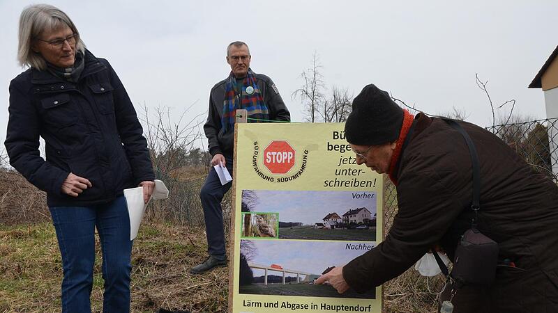 Horst Eisenack deutet an, welch Einschnitt die Br&uuml;cke bedeuten w&uuml;rde.  Links Sprecherin Martine Herpers, im Hintergrund Werner Mesnaric (Parents for Future)