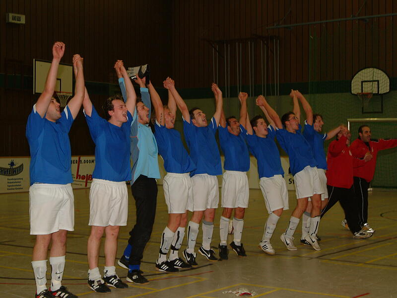 Der BSC Kulmbach holte sich 2006 erstmals den Rundschau-Cup. Mit einer jungen, spielstarken Mannschaft entthronte der Kreisklassist um Spielertrainer Vitor do Adro den SSV Kasendorf und verhinderte den Titel-Hattrick des Kreisligisten.Fast 40 Jahre Rundschau Cup Kulmbach