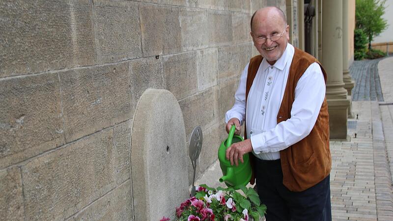 Am Amtsgebäude am Stenmayer Platz hatte Karl Beudert Blumen gepflanzt, um die er sich kümmerte. Viele Jahre lang war er Vorsitzender des Obst- Und Gartenbauvereins.