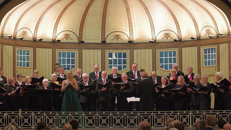 Ein Gesangsverein hält ein Konzert in der Wandelhalle ab.