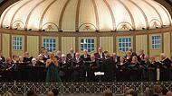 Ein Gesangsverein hält ein Konzert in der Wandelhalle ab.