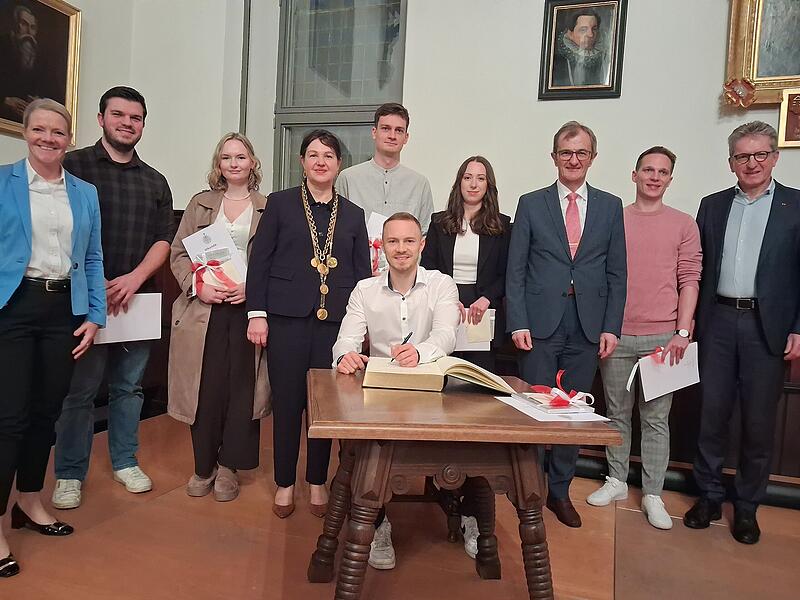 Diese jungen Menschen erhielten f&uuml;r ihre herausragende Arbeiten Preisgelder. Mit im Bild: die Generalbevollm&auml;chtigte der Sparkasse Kulmbach-Kronach, Sandra Wehrend (links) B&uuml;rgermeisterin Angela Hofmann (4. von links) der Vorstandsvorsitzende der Sparkasse Kulmbach-Kronach, Harry Wei&szlig; (8. Von links) und Stiftungsratsvorsitzende des LCC, Hans Rebhan (rechts).