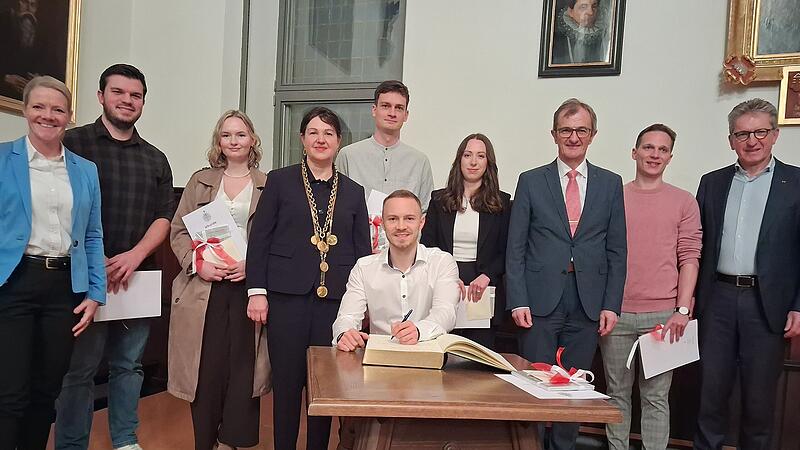 Diese jungen Menschen erhielten f&uuml;r ihre herausragende Arbeiten Preisgelder. Mit im Bild: die Generalbevollm&auml;chtigte der Sparkasse Kulmbach-Kronach, Sandra Wehrend (links) B&uuml;rgermeisterin Angela Hofmann (4. von links) der Vorstandsvorsitzende der Sparkasse Kulmbach-Kronach, Harry Wei&szlig; (8. Von links) und Stiftungsratsvorsitzende des LCC, Hans Rebhan (rechts).