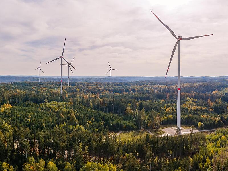 Die Gemeinde R&ouml;ttenbach hat den n&auml;chsten Windpark mit B&uuml;rgerbeteiligung in Erlangen-H&ouml;chstadt auf den Weg gebracht. Bis zu sechs Windr&auml;der werden in den kommenden Jahren westlich des Ortes gebaut. (Symbolbild)