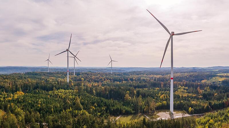 Die Gemeinde R&ouml;ttenbach hat den n&auml;chsten Windpark mit B&uuml;rgerbeteiligung in Erlangen-H&ouml;chstadt auf den Weg gebracht. Bis zu sechs Windr&auml;der werden in den kommenden Jahren westlich des Ortes gebaut. (Symbolbild)
