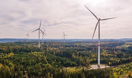 Die Gemeinde R&ouml;ttenbach hat den n&auml;chsten Windpark mit B&uuml;rgerbeteiligung in Erlangen-H&ouml;chstadt auf den Weg gebracht. Bis zu sechs Windr&auml;der werden in den kommenden Jahren westlich des Ortes gebaut. (Symbolbild)