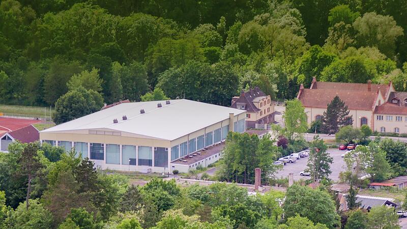 Die Eishalle Bad Kissingen wird bald wieder der Stadt geh&ouml;ren.