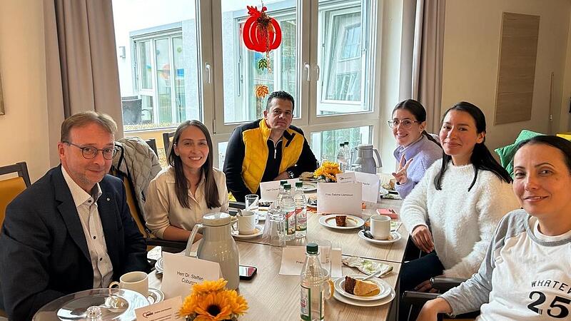 Bei einem Treffen tauschten sich die Verantwortlichen des Projekts mit den jungen Spanierinnen und Spaniern über deren erste Erfahrungen bei der Ausbildung im Awo-Sozialzentrum Redwitz aus.
