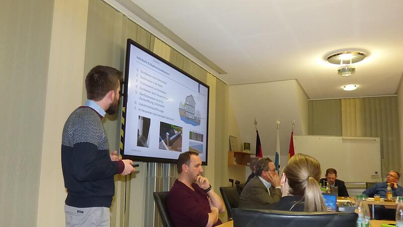 Reinhard Bothe (l.) stellt im Gemeinderat das Sturzflut-Risikomanagementkonzept vor.Forchheim & Fränkische Schweiz Reinhard Bothe (l.) stellt im Gemeinderat das Sturzflut-Risikomanagementkonzept vor.Forchheim & Fränkische Schweiz