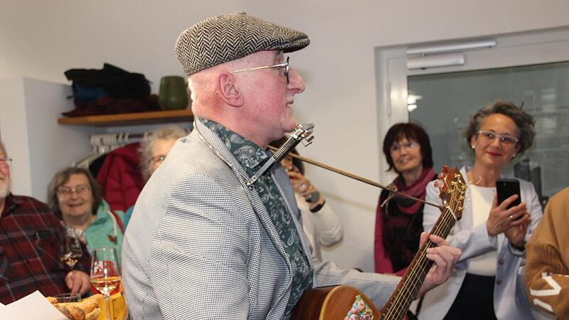 Ein musizierender Maler ist nicht allt&auml;glich. Der K&uuml;nstler begr&uuml;&szlig;te seine Vernissage-G&auml;ste mit einer Eigenkomposition.